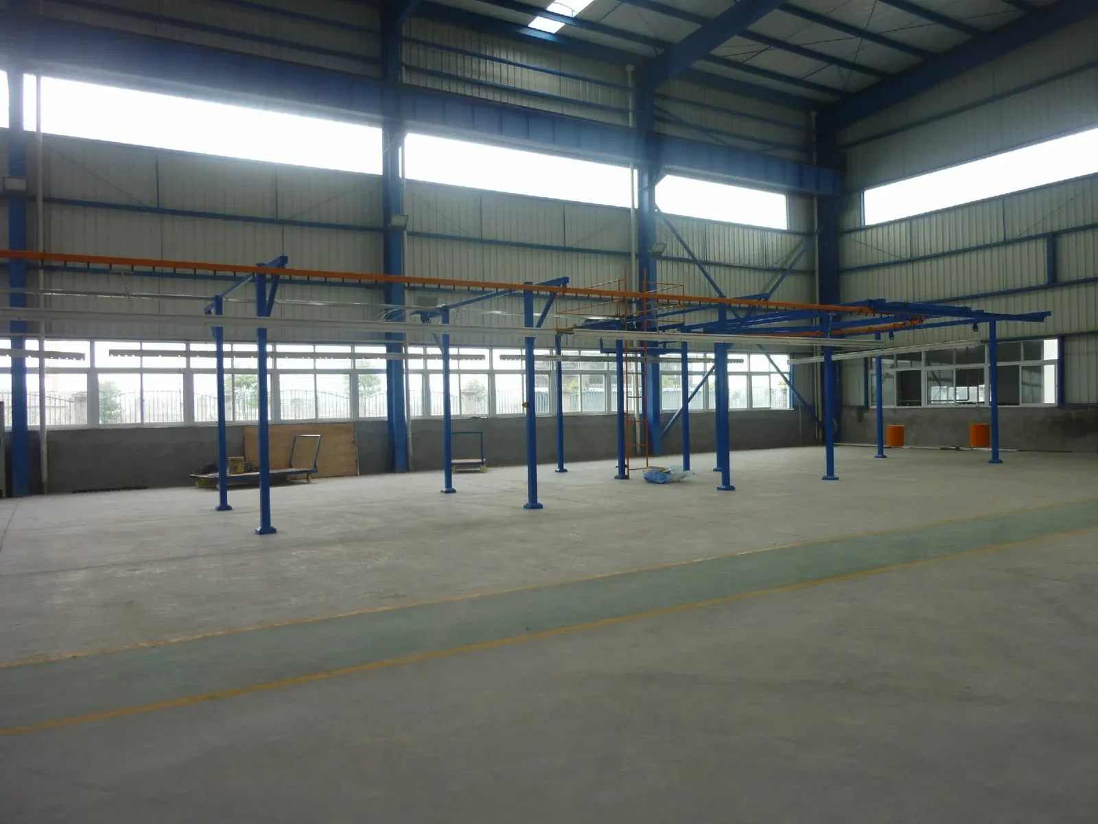 Aluminum panels on an electrostatic powder coating line