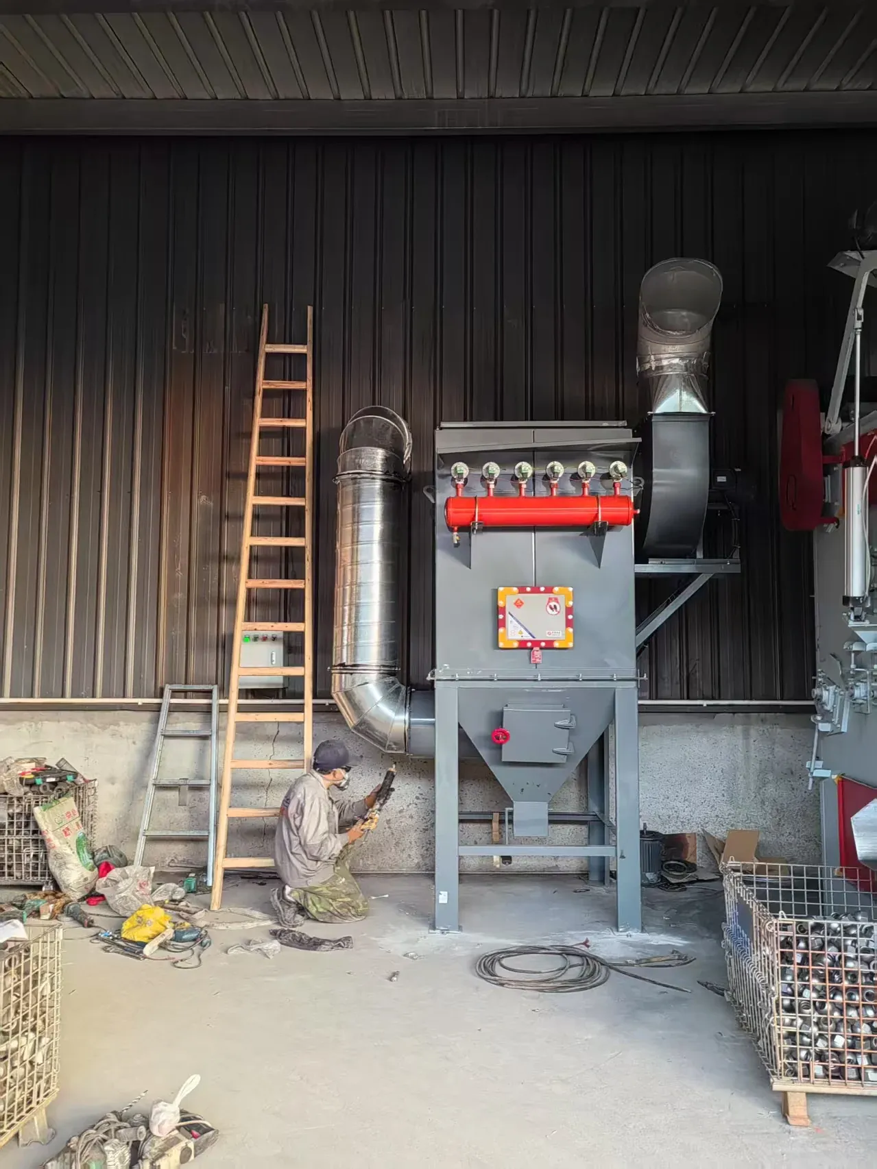 Baghouse dust collection system for a powder coating booth