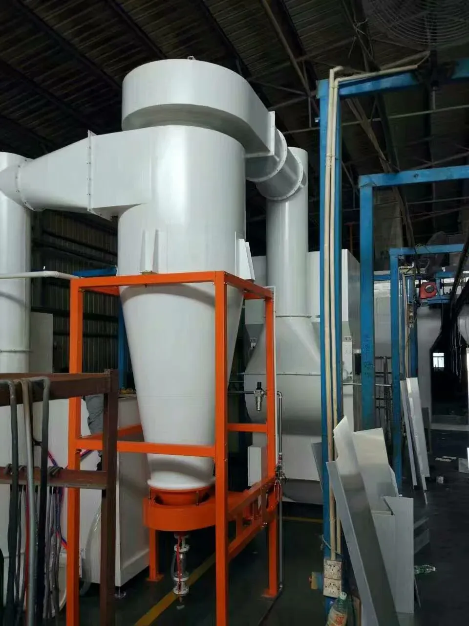 Electrostatic powder coating line with overhead conveyor and spray booth