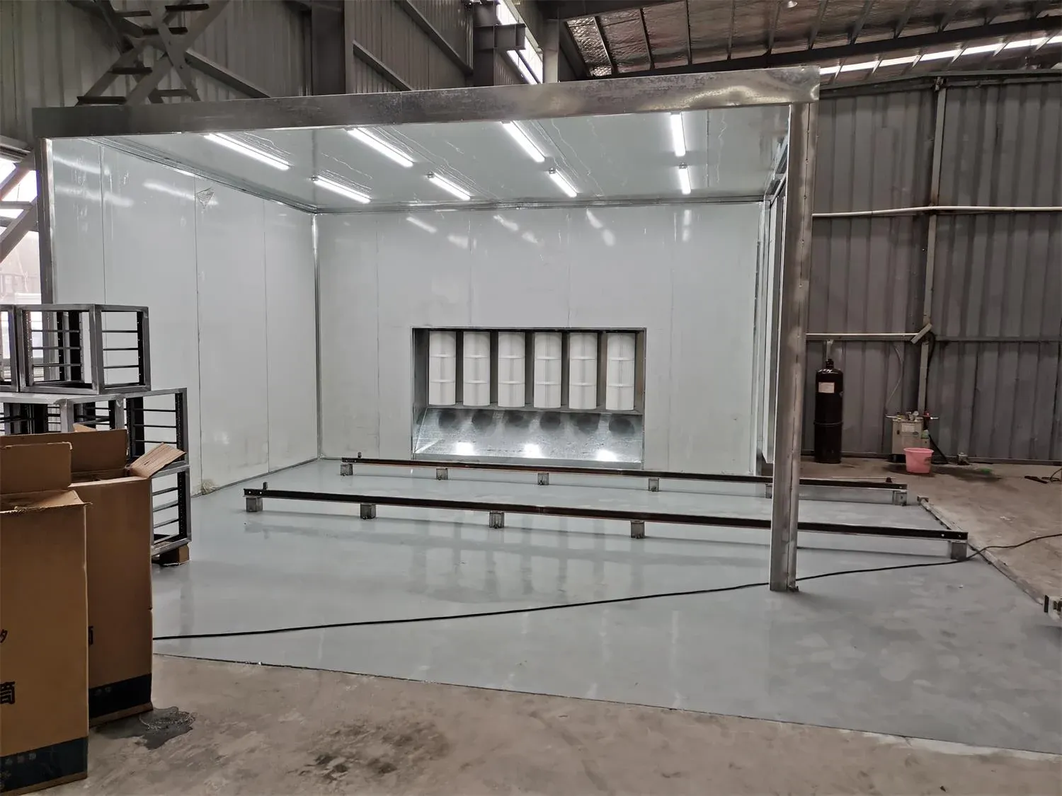 Manual powder spray booth for batch coating