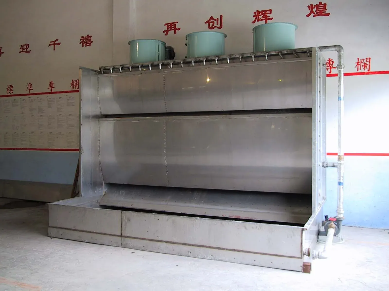Industrial spray booth for liquid painting